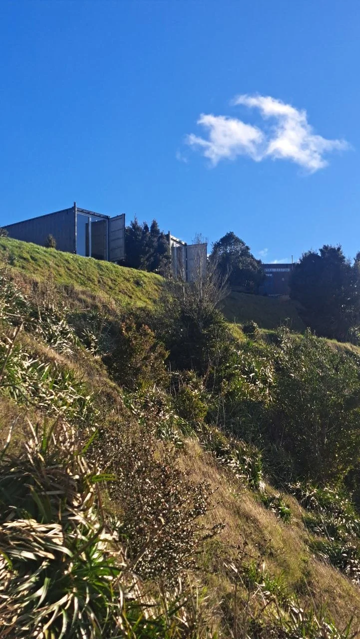 Módulo marítimo entre la vegetación, visto desde el sendero