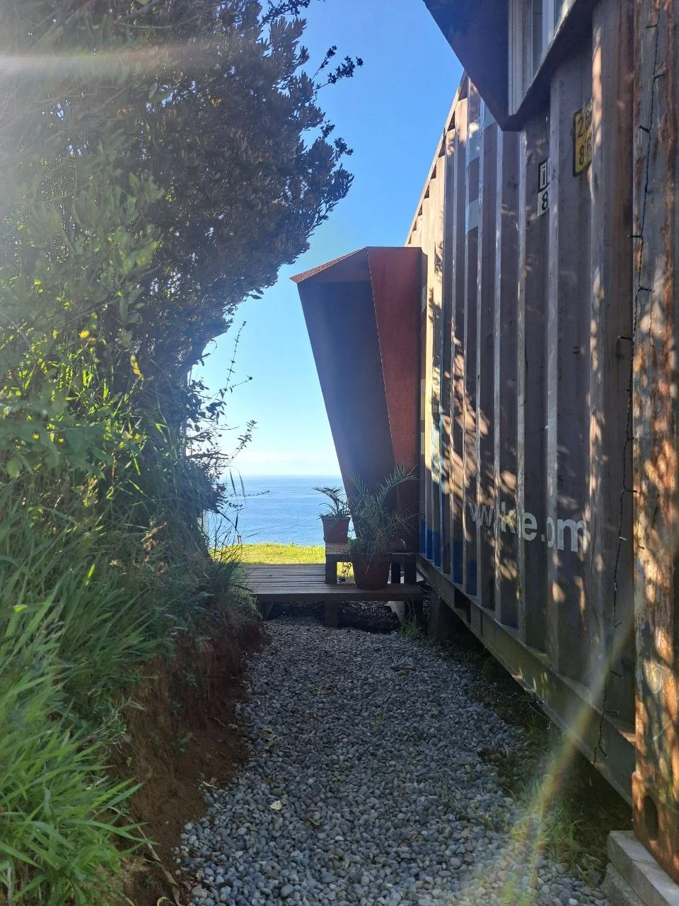 Exterior del módulo marítimo con vista hacia el mar